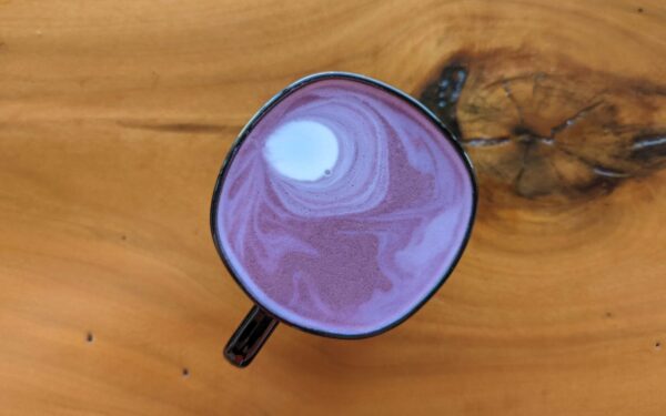 Pamirškite žaliąją matcha: šis violetinis gėrimas tapo nauja kavinių žvaigžde