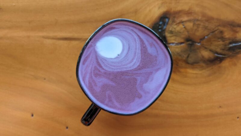 Pamirškite žaliąją matcha: šis violetinis gėrimas tapo nauja kavinių žvaigžde