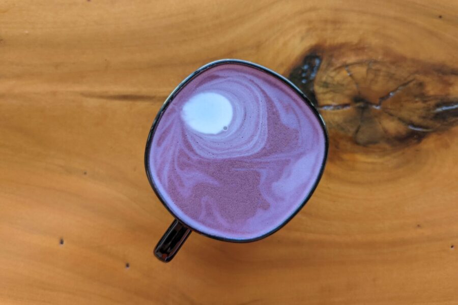 Pamirškite žaliąją matcha: šis violetinis gėrimas tapo nauja kavinių žvaigžde