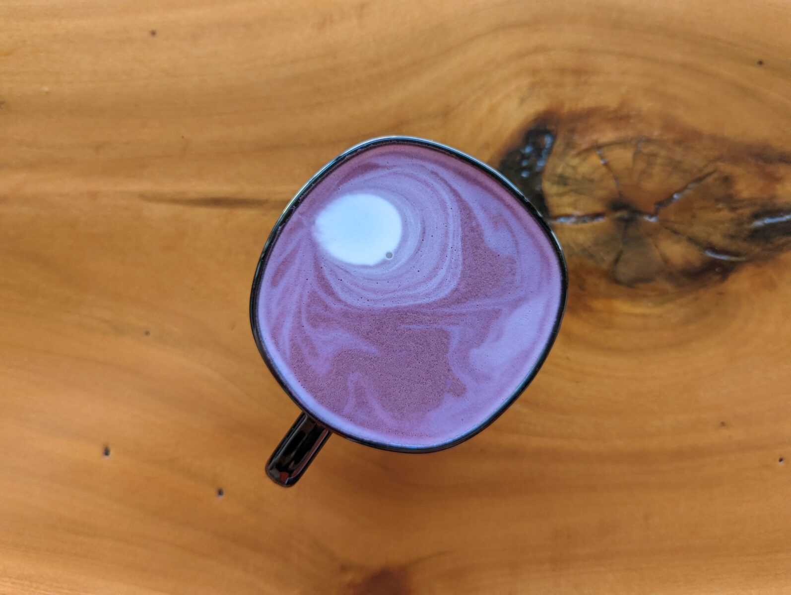 Pamirškite žaliąją matcha: šis violetinis gėrimas tapo nauja kavinių žvaigžde