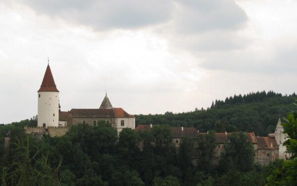 Ši pilis stūkso vos 40 km nuo Prahos: kur ilgus metus buvo slepiama karalių karūna?