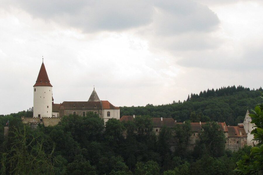 Ši pilis stūkso vos 40 km nuo Prahos: kur ilgus metus buvo slepiama karalių karūna?