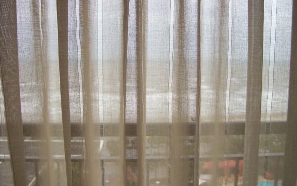 Užuolaidos išsilygins pačios: atskleidė genialų triuką su purkštuvu, kuriam nereikia lygintuvo