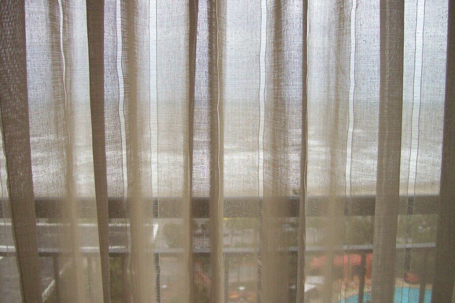 Užuolaidos išsilygins pačios: atskleidė genialų triuką su purkštuvu, kuriam nereikia lygintuvo