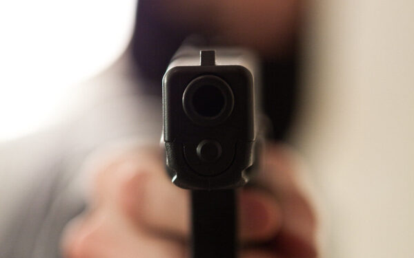 Vilniuje siautėja plėšikai: dieną lifte užpulta senjorė, smurtas persikėlė į butus