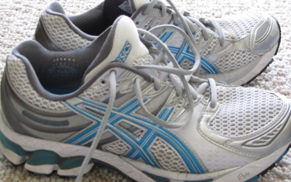 Daugiau jokių nuospaudų: atskleidė, kam iš tikrųjų skirta papildoma skylutė jūsų batuose