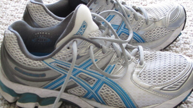 Daugiau jokių nuospaudų: atskleidė, kam iš tikrųjų skirta papildoma skylutė jūsų batuose