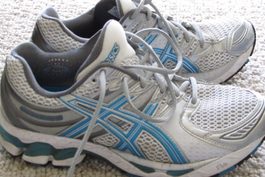 Daugiau jokių nuospaudų: atskleidė, kam iš tikrųjų skirta papildoma skylutė jūsų batuose