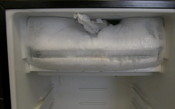 Šaldiklis pilnas ledo? Sužinokite, kaip jį atitirpinti per rekordiškai trumpą laiką