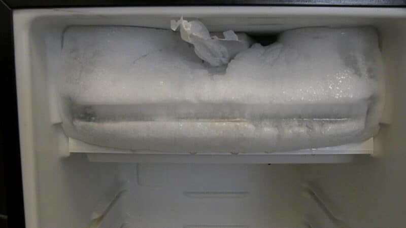 Šaldiklis pilnas ledo? Sužinokite, kaip jį atitirpinti per rekordiškai trumpą laiką