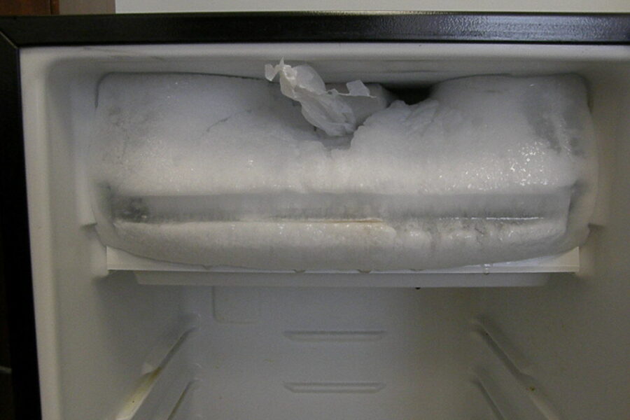 Šaldiklis pilnas ledo? Sužinokite, kaip jį atitirpinti per rekordiškai trumpą laiką