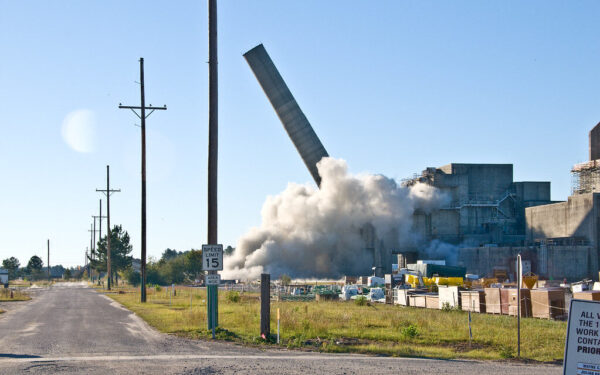 Galingas sprogimas branduolinėje zonoje: per akimirką neliko pavojų kėlusio 17 aukštų milžino