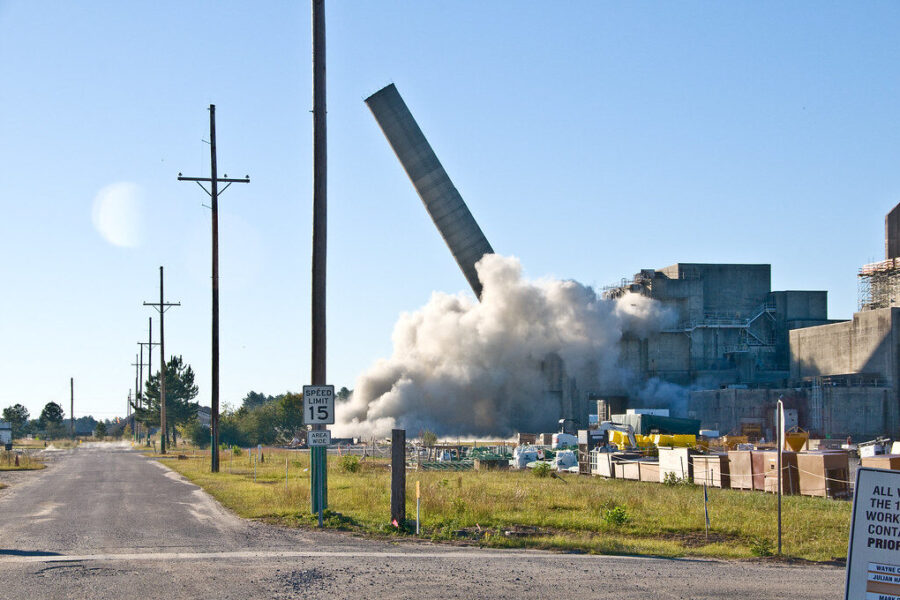 Galingas sprogimas branduolinėje zonoje: per akimirką neliko pavojų kėlusio 17 aukštų milžino