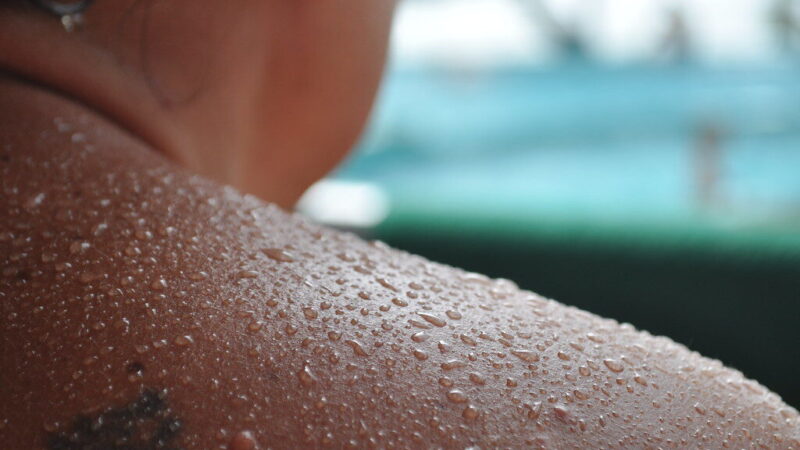 Prakaituojate naktį? Sužinokite, kodėl po 40 metų tai gali būti ne tik karštis, o liga