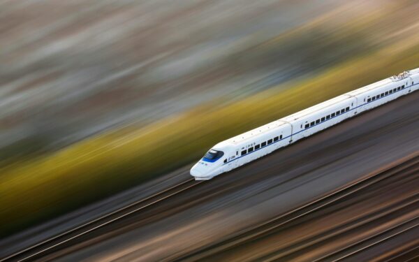 Skristi paprasčiau nei važiuoti traukiniu: atskleidė, kodėl bilietų sistema stringa