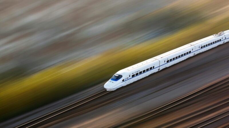 Skristi paprasčiau nei važiuoti traukiniu: atskleidė, kodėl bilietų sistema stringa