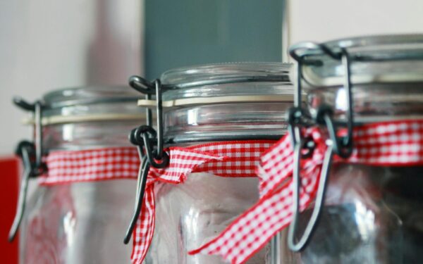 Neišmeskite tuščių stiklainių: trys idėjos, kaip juos panaudoti ir namuose sutaupyti pinigų