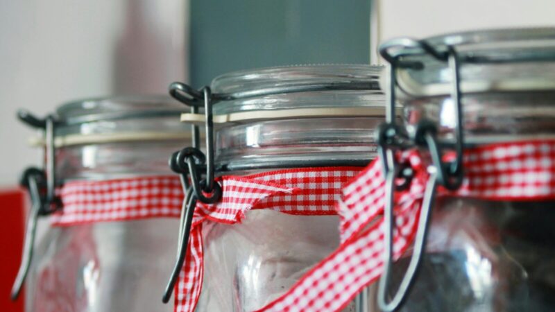 Neišmeskite tuščių stiklainių: trys idėjos, kaip juos panaudoti ir namuose sutaupyti pinigų