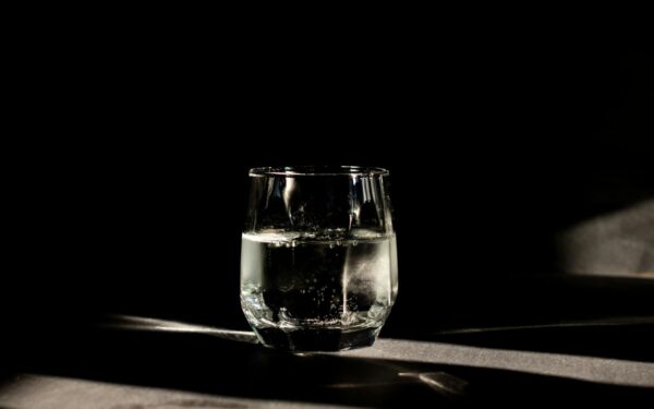 Ar vanduo prieš valgį tikrai padeda sulieknėti? Mokslas turi vieną aiškų atsakymą