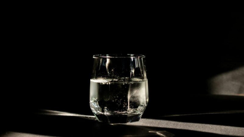 Ar vanduo prieš valgį tikrai padeda sulieknėti? Mokslas turi vieną aiškų atsakymą