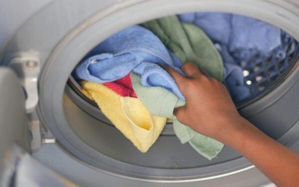 Iš skalbimo mašinos sklinda blogas kvapas? Meistrai įvardijo pagrindines to priežastis