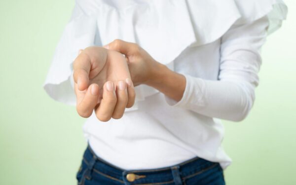 Tirpsta ir dilgčioja rankos? Tai gali būti ne tik nuovargis, bet ir insulto ženklas