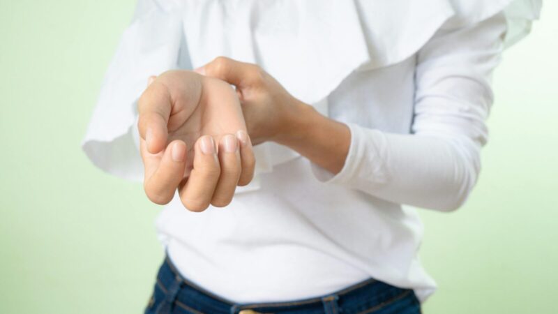 Tirpsta ir dilgčioja rankos? Tai gali būti ne tik nuovargis, bet ir insulto ženklas