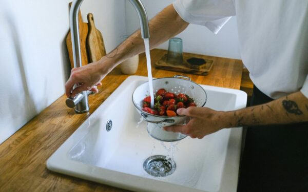 Braškės vien vandenyje neišsivalo: kaip paprastai jas nuplauti, kad būtų saugu valgyti?