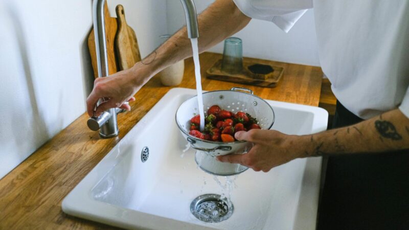 Braškės vien vandenyje neišsivalo: kaip paprastai jas nuplauti, kad būtų saugu valgyti?