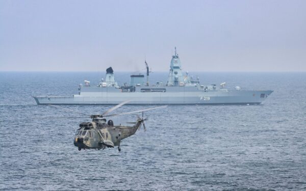 Šiurpi spraga NATO saugume: modernų karo laivą slapta sekė su paprastu atviruku