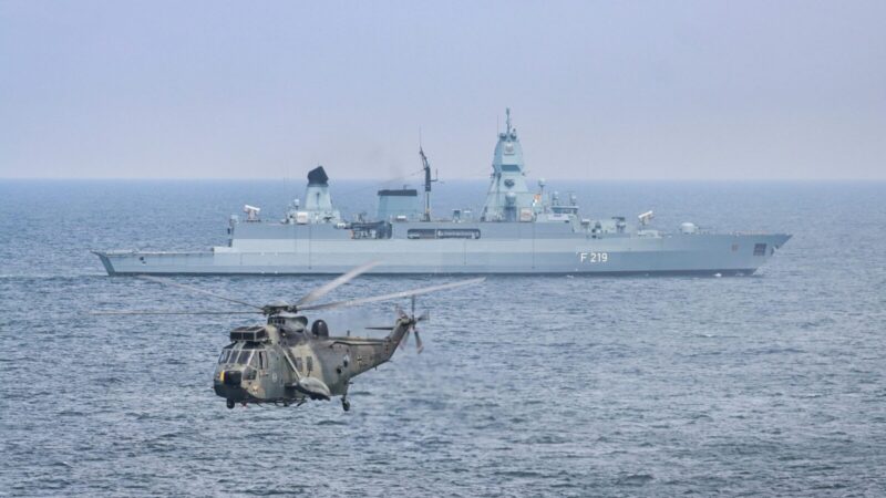 Šiurpi spraga NATO saugume: modernų karo laivą slapta sekė su paprastu atviruku