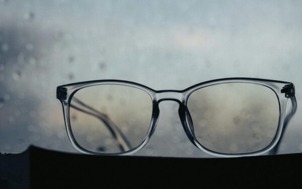 Pamirškite brangius purškiklius: akinių rasojimą sustabdys viena priemonė iš jūsų virtuvės