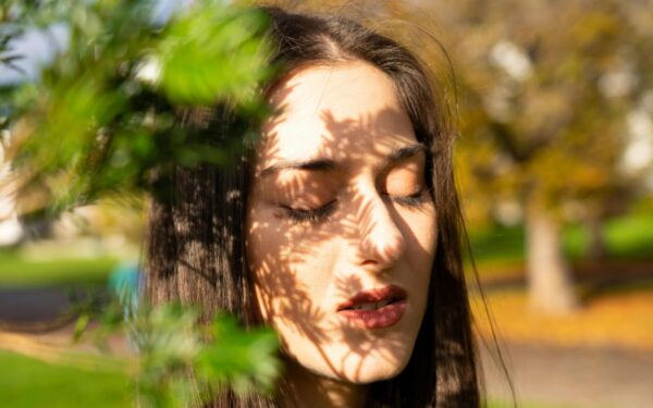 Nustokite užsimerkti: mokslininkai paaiškino, kodėl triukšme tai tik trukdo geriau girdėti