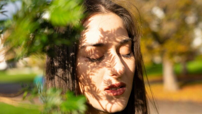 Nustokite užsimerkti: mokslininkai paaiškino, kodėl triukšme tai tik trukdo geriau girdėti