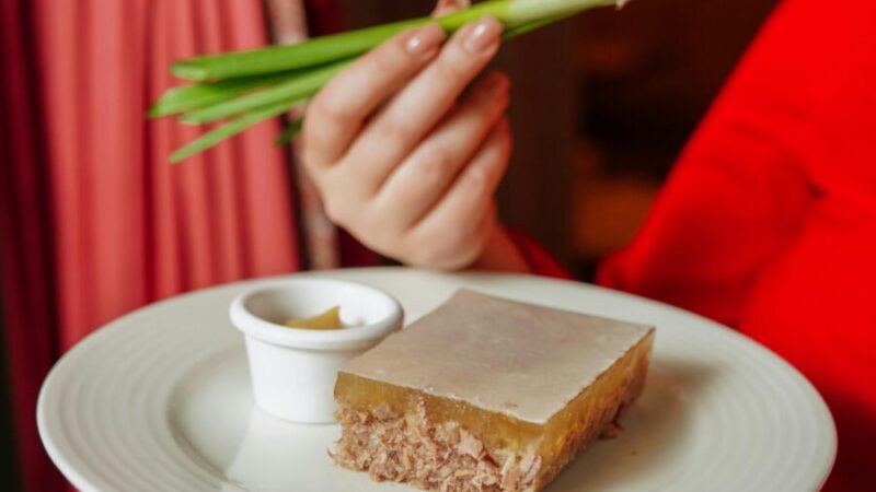 Šaltiena vėl liko skysta? Viena gudrybė padės ją sustingdyti be jokio pirktinio želatino