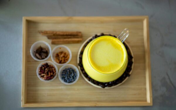 Kava ryte tinka ne visiems: štai koks gėrimas padeda nubusti ir tausoja jūsų skrandį