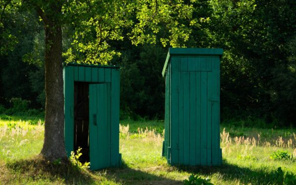 Smirdi lauko tualetas? Štai kodėl populiarūs pigūs triukai gali viską sugadinti