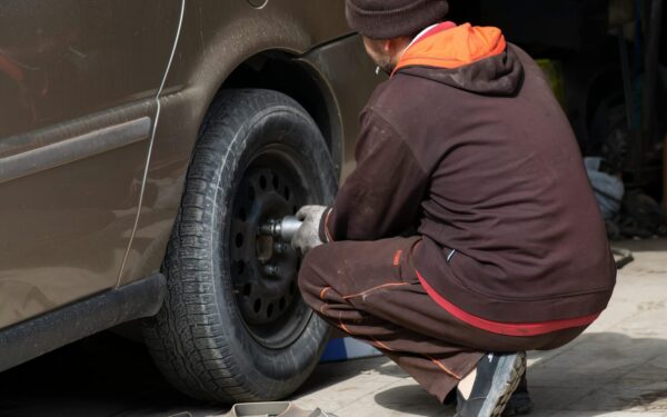 Ruošiatės patys keisti ratus? Viena paprasta klaida gali baigtis brangiu remontu