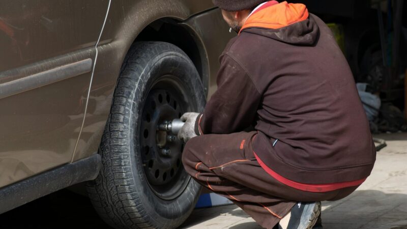Ruošiatės patys keisti ratus? Viena paprasta klaida gali baigtis brangiu remontu