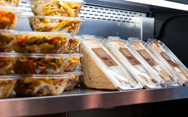 Pamirškite vienkartinius indelius: kokios naujos taisyklės laukia kavinių lankytojų?