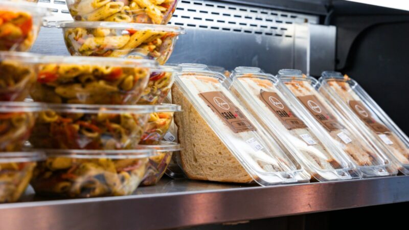 Pamirškite vienkartinius indelius: kokios naujos taisyklės laukia kavinių lankytojų?