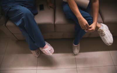 Atsibodo purvini batai? Paprasti medicininiai antbačiai yra geriausias sprendimas nuo purvo