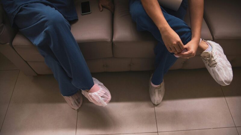 Atsibodo purvini batai? Paprasti medicininiai antbačiai yra geriausias sprendimas nuo purvo