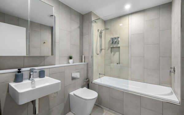 Unitazas blizgės be jokio šveitimo: štai kodėl šį vakarą į jį verta įpilti paprasto acto