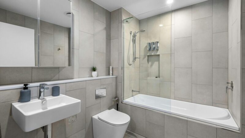 Unitazas blizgės be jokio šveitimo: štai kodėl šį vakarą į jį verta įpilti paprasto acto