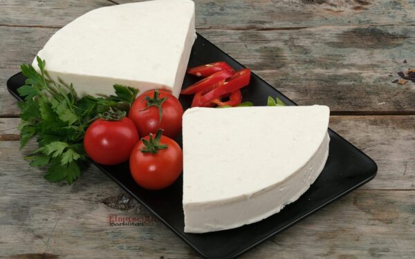 Feta turi rimtą konkurentą: balkaniškas sūris sirene žada pakeisti vasaros salotas