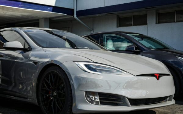 Pakeitė tik vieną svarbią dalį: kaip „Tesla“ nuvažiavo 600 tūkst. kilometrų?