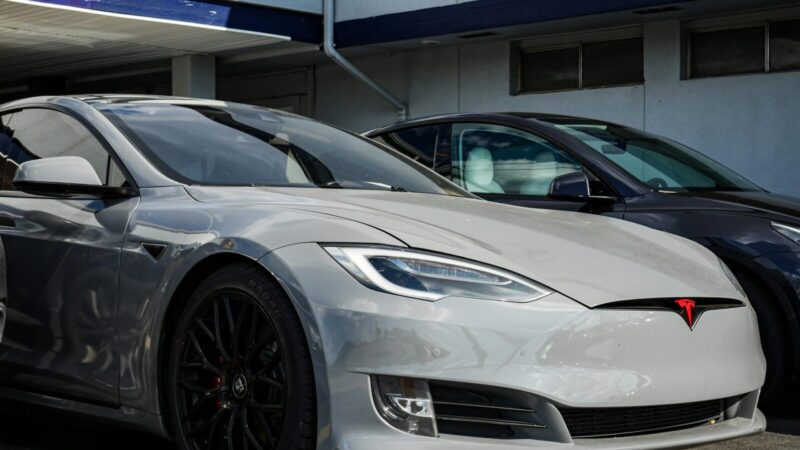 Pakeitė tik vieną svarbią dalį: kaip „Tesla“ nuvažiavo 600 tūkst. kilometrų?