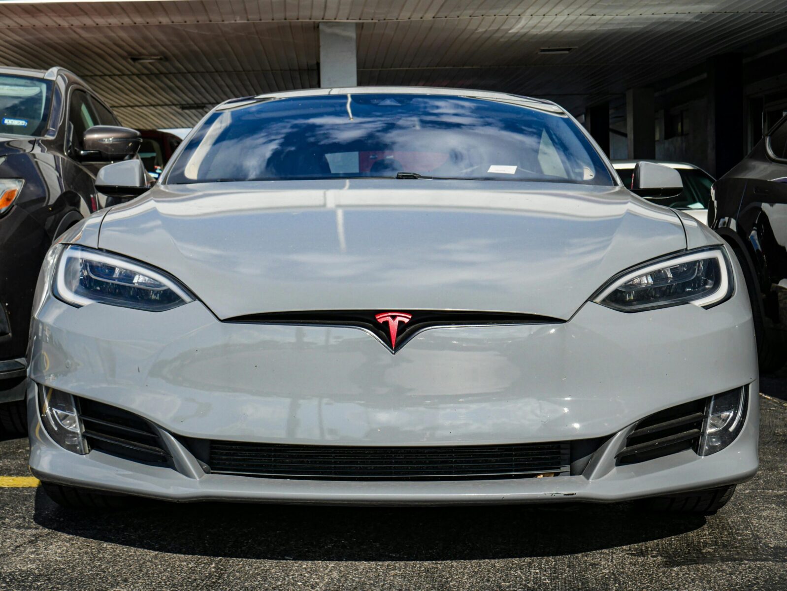 Laukta naujiena šeimoms: „Tesla“ kuria pigesnį SUV elektromobilį