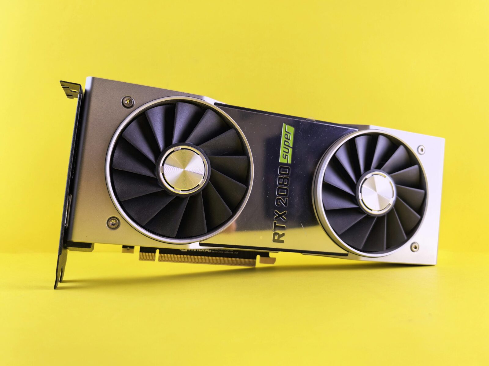 Akcijų vertė tirpsta akyse: milijardinis skandalas dėl slapta į Kiniją gabenamų „Nvidia“ lustų